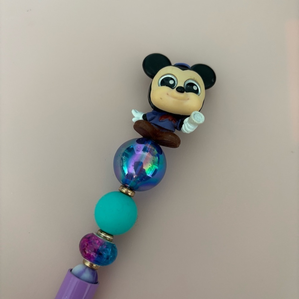 Disney Doorables: Mickey Mouse: Usher Mickey Mouse handmade beaded pen